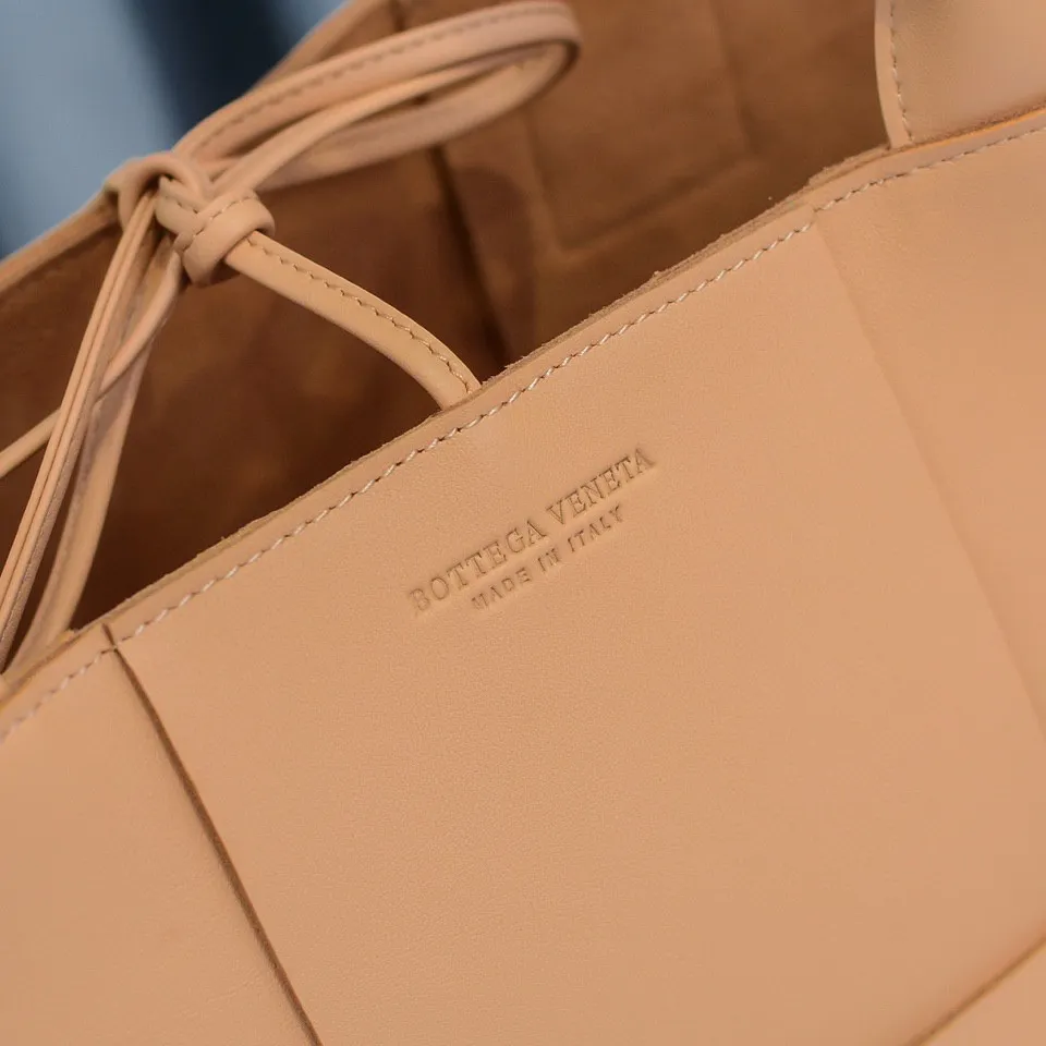 Batch 1760 Medium Arco, BottegaVeneta# 🧷Early spring SLIP tote handbag, the oversized woven design really makes it a huge gap from ordinary tote bags🔗🔗The interior is matched with a leather system ⛓Daniel Lee leads the brand gene to continue to evolve with fresh inspiration🧬🧬 Shows the balance between luxury and reality👉Almond color Size: 30*20*12, model 9893#